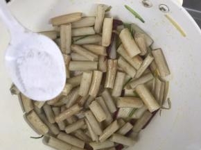 加盐炒匀