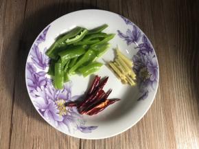 青椒、干辣椒、生姜分别洗净切丝和条