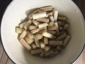 将藕带刷洗干净，掐寸段