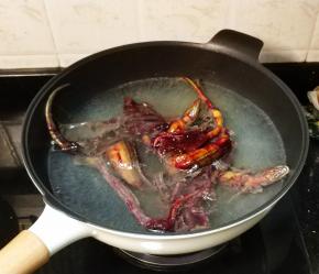 水开后放入黄鳝后关火，浸一浸让它身上滑滑的东西凝结起来