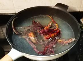 水开后放入黄鳝后关火，浸一浸让它身上滑滑的东西凝结起来