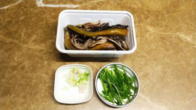 葱白、香菜梗切粒，葱叶（放入盐腌制一会儿）和香菜叶切丝，黄鳝洗干净
