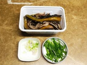 葱白、香菜梗切粒，葱叶（放入盐腌制一会儿）和香菜叶切丝，黄鳝洗干净