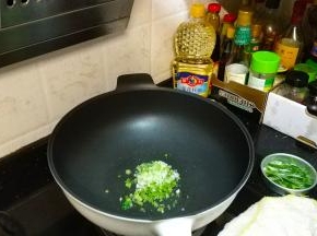 放入葱白、香菜梗爆香