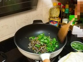 放入香菜叶炒勺关火，让两者吸收了对方的味道