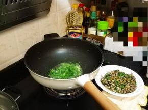 锅里放宽油，放入葱丝做葱油
