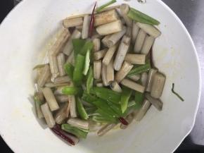 加入青椒条炒匀