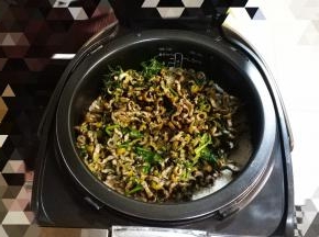 米饭煮到有烟出时放入头和尾；米饭到最后五分钟倒入黄鳝丝盖回盖子继续煮熟