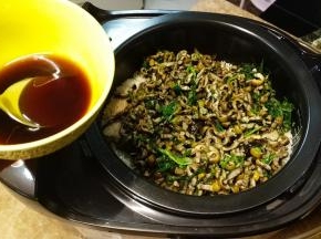 倒入混合料，拌匀！