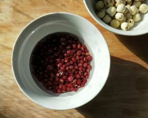 红豆洗净。
