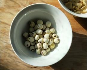 去芯莲子洗净。