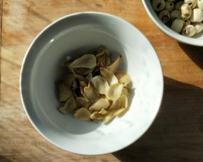 百合清洗干净。