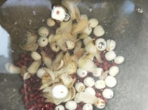放百合，大火烧开转中小火煮至红豆开花熟即可关火。也可以用电压力锅。