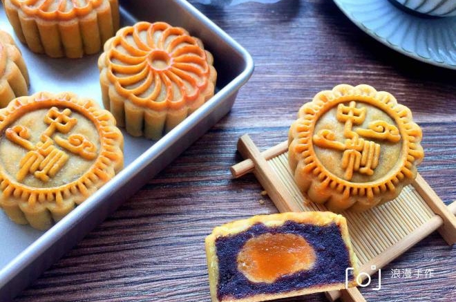广式豆沙蛋黄月饼