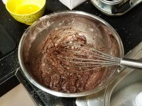 低粉和可可粉混合过筛备用；
蛋黄和蛋白分开备用；
油和奶混合搅匀后放入过筛过的低粉，Z形搅拌手法搅匀