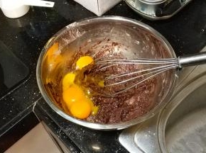 后蛋法：加入蛋黄搅拌均匀