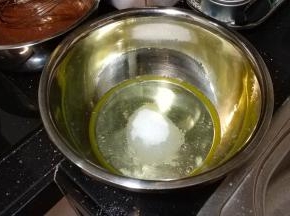 蛋白先加入一半糖