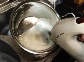 先高速打发打出粗泡，再加入另一半糖转低速打细腻