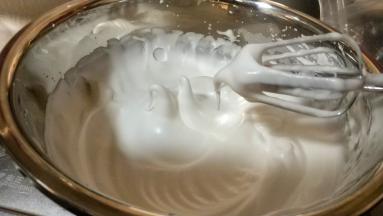 打蛋器可以拉出短而尖锐的直角就是干性发电状态，图的这个状态还是湿性发泡状态，还要继续打。