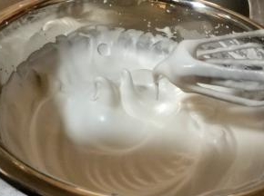 打蛋器可以拉出短而尖锐的直角就是干性发电状态，图的这个状态还是湿性发泡状态，还要继续打。