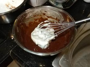 蛋黄糊内加入三分之一的蛋白，用蛋抽快速搅匀