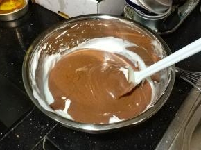 拌匀好的倒回剩余的蛋白里，用刮刀上下翻拌均匀