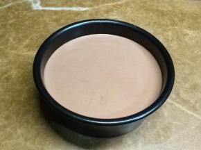 倒入模具，震出气泡