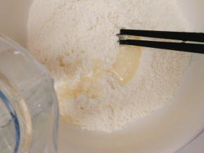 注入开水，边倒边拌