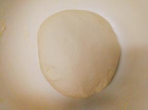 手揉成团，包上保鲜膜醒20分钟