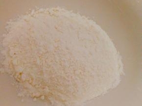 油酥：取出适量面粉