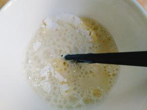 倒入面粉里，快速搅拌