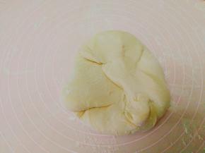 将面团放上案板上揉，撒点干粉，