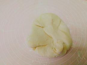 将面团放上案板上揉，撒点干粉，