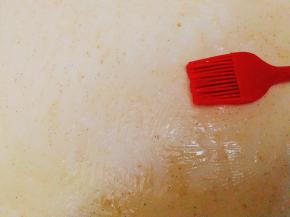 均匀的刷上油酥