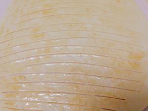 用刀在面片上划出均匀的横线，头尾不切断哦