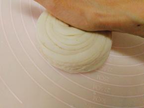 用手轻轻的压下去