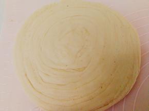 然后借助擀面杖，擀成大饼
