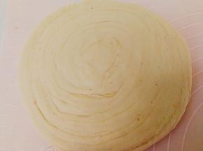 然后借助擀面杖，擀成大饼
