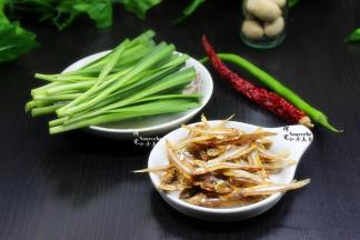 准备食材，韭菜、河鱼干、干辣椒、青辣椒；加一个干辣椒更香更入味。