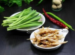 准备食材，韭菜、河鱼干、干辣椒、青辣椒；加一个干辣椒更香更入味。