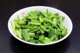 韭菜洗净，沥干水，切好，待用；韭菜尾部不要，这样炒的鱼干会更好吃。