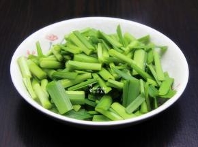 韭菜洗净，沥干水，切好，待用；韭菜尾部不要，这样炒的鱼干会更好吃。