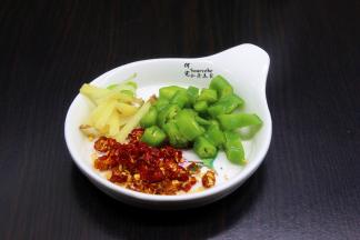 干辣椒、青辣椒、生姜、分别洗净切好待用；