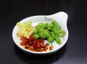 干辣椒、青辣椒、生姜、分别洗净切好待用；