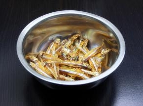 河鱼干用温水浸泡一会，再用清水清洗；