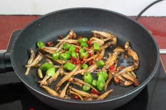 加入切好干辣椒、青辣椒；
