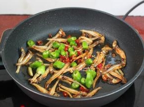 加入切好干辣椒、青辣椒；