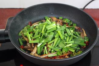 切好的韭菜倒入锅，翻炒；
