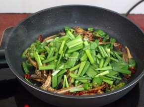 切好的韭菜倒入锅，翻炒；