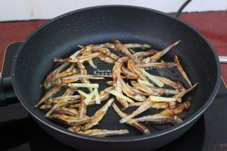 热锅，倒油，把河鱼干、生姜入锅，再加点料酒，中小火煸香；
